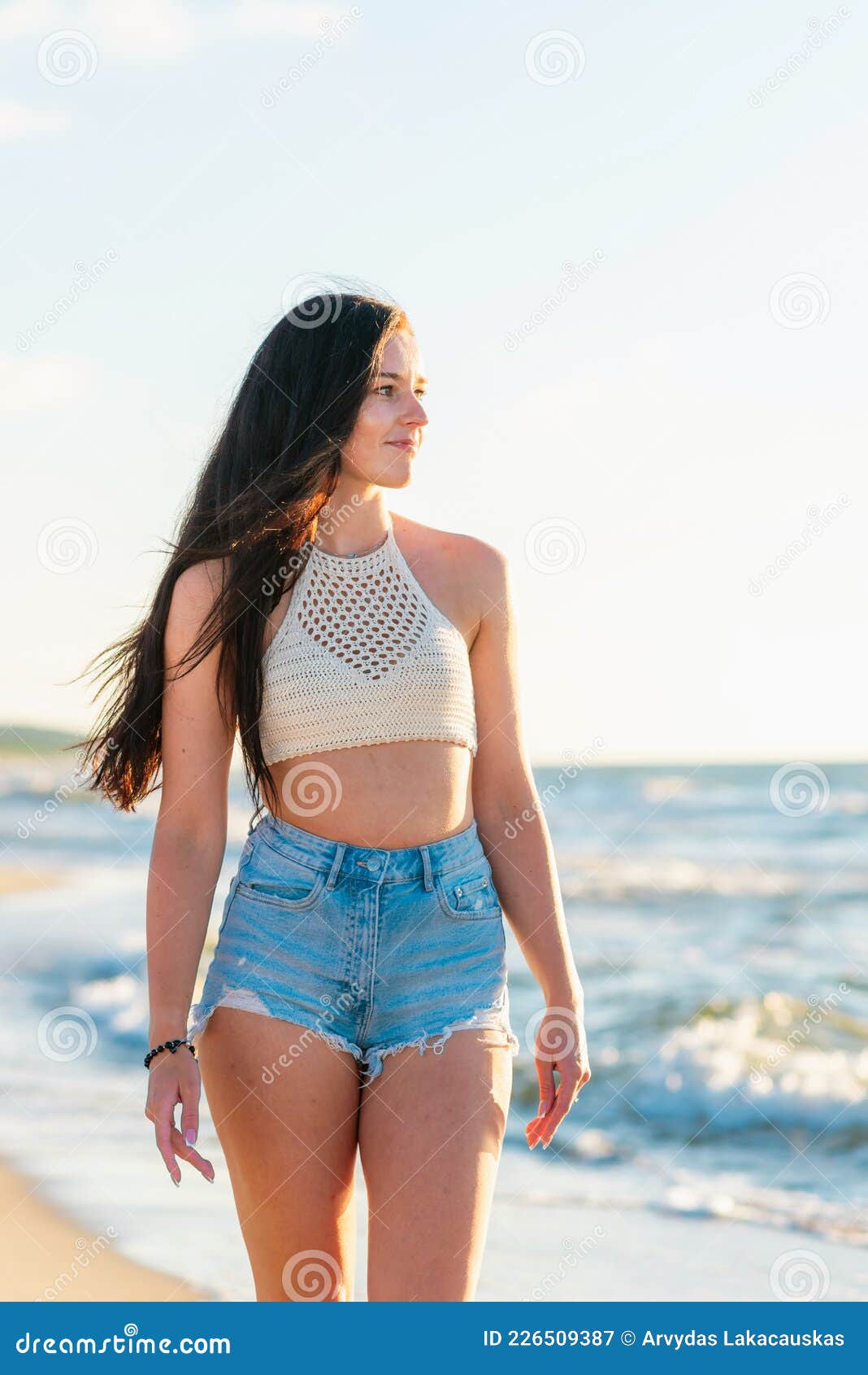 Mujer Joven Solitaria Caminando Sobre La Playa Atardecer De Sol De Playa Mujer Moda Ropa De Playa Relajante Caminar Cerca Del O Imagen de archivo - Imagen de belleza, océano: 226509387