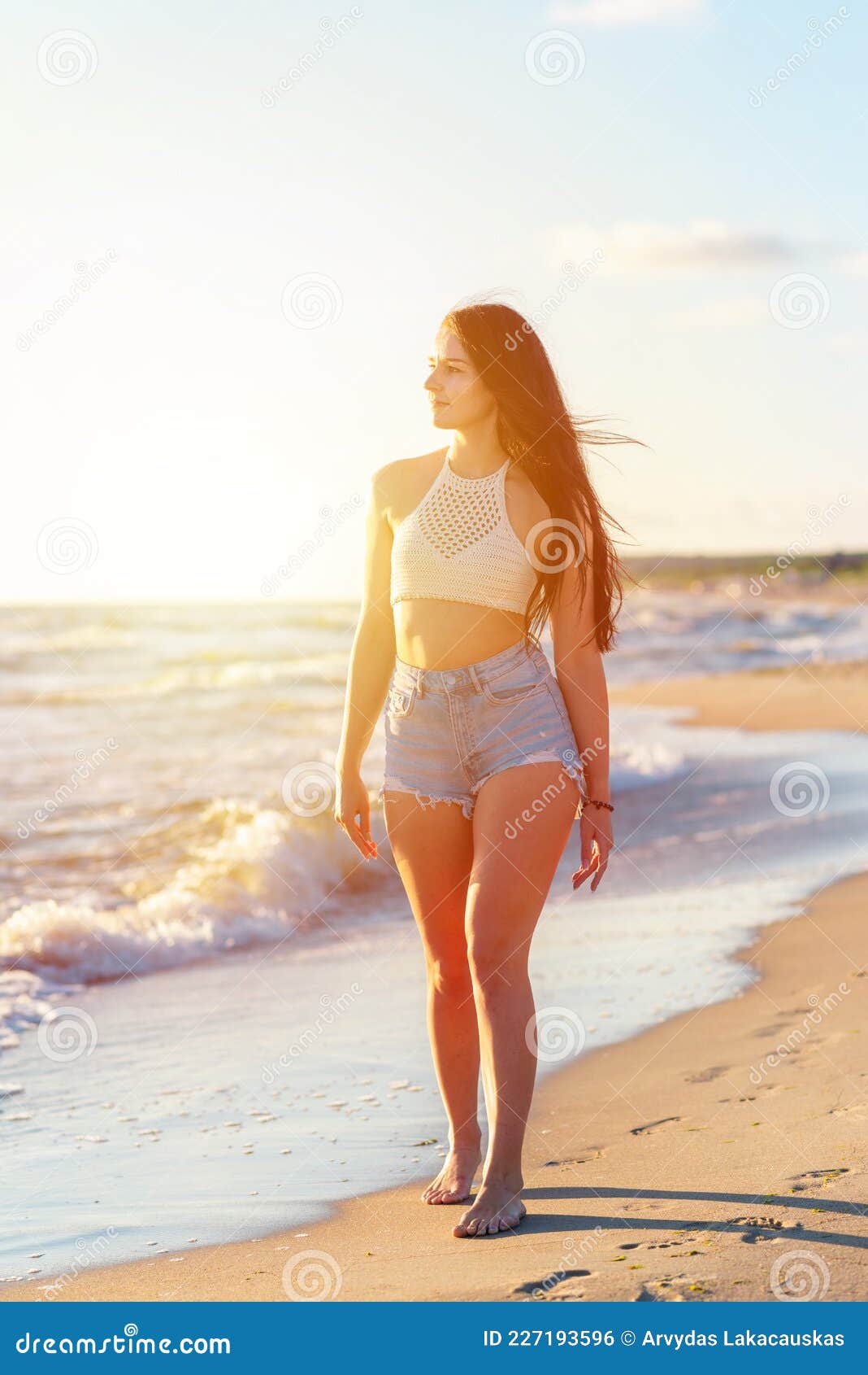 Mujer Joven Solitaria Caminando Sobre La Playa De Sol De Playa Mujer En Moda Ropa De Playa Relajante Caminar Cerca Del O de - Imagen de sensual, hermoso: 227193596