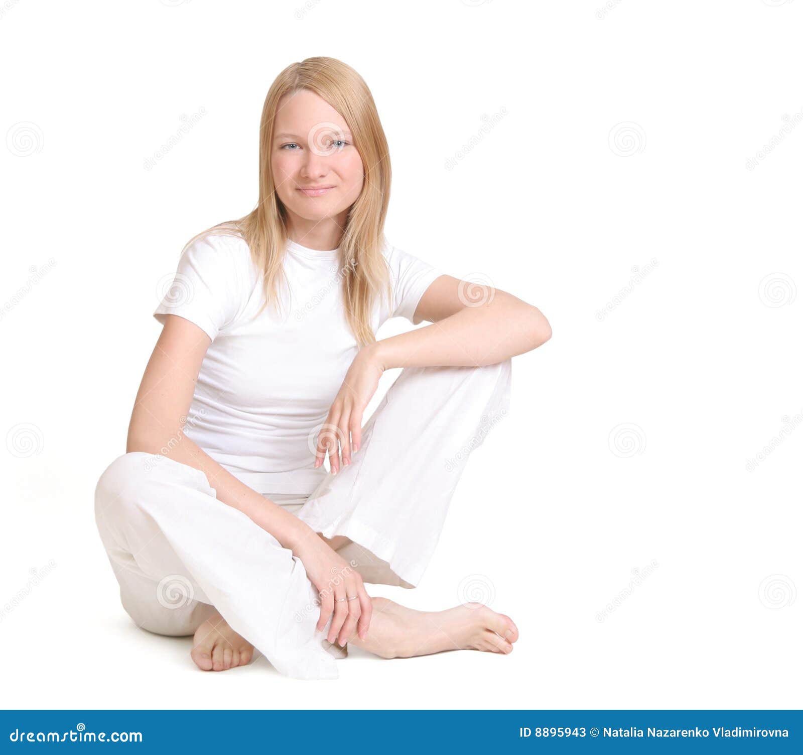 Mujer joven sonriente en la ropa blanca