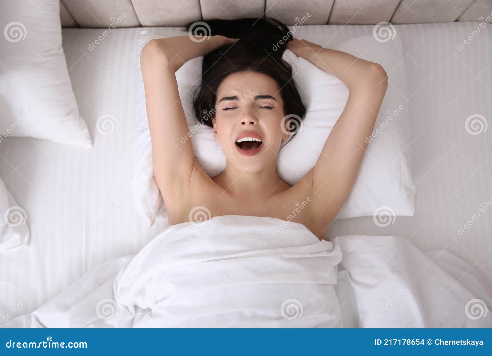 Mujer Joven Teniendo Orgasmo En La Cama Vista Superior Foto de archivo -  Imagen de hermoso, placer: 217178654