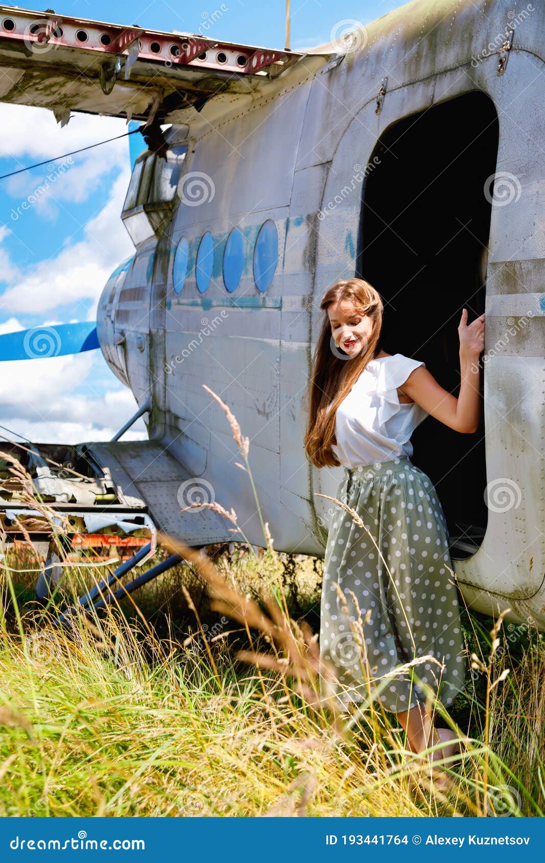 Mujer Joven Vestida Con Prendas De Vestir Se Para Al Lado De Un Avión  Abandonado Foto de archivo - Imagen de roto, lifestyle: 193441764