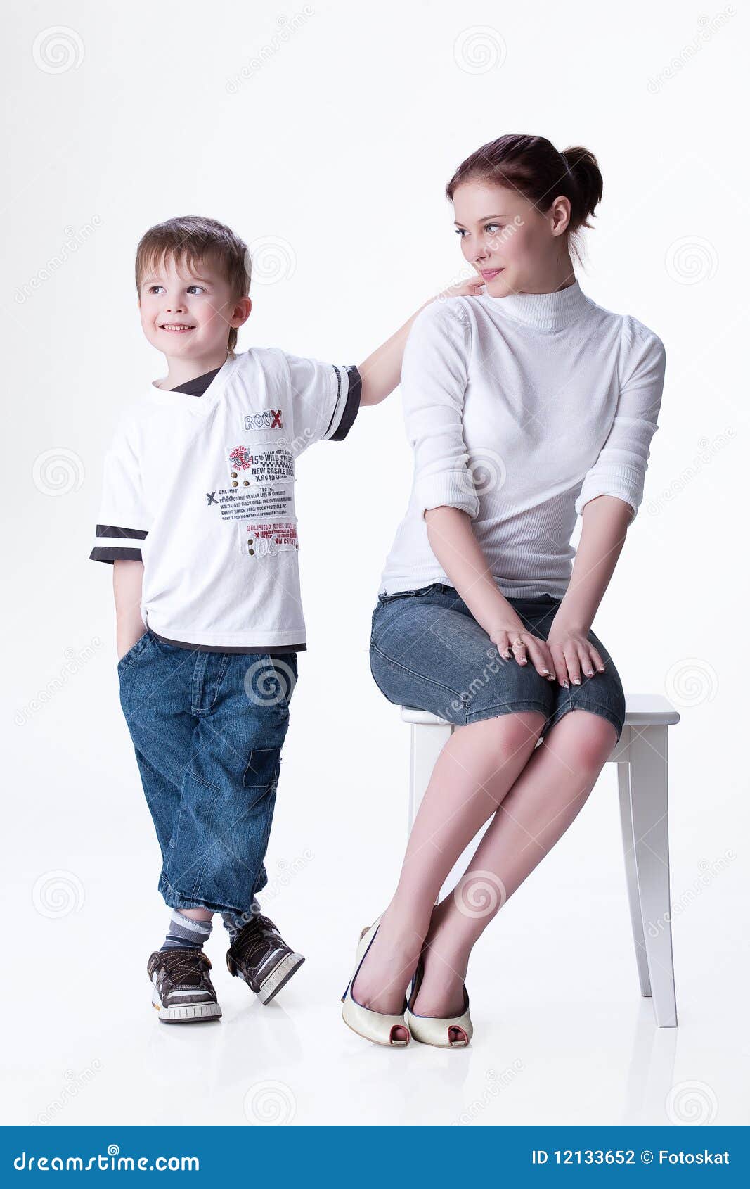 Woman little boy. Молодая женщина с мальчиком. Lucky boy with a hot девушка мальчик. Мальчик и девочка в 1 теле.