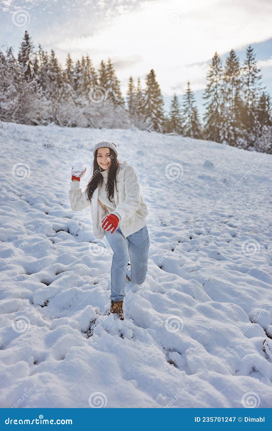 Niña jugando con nieve niña en guantes mantenga bola de nieve invierno  mujer sonriente en ropa de abrigo con