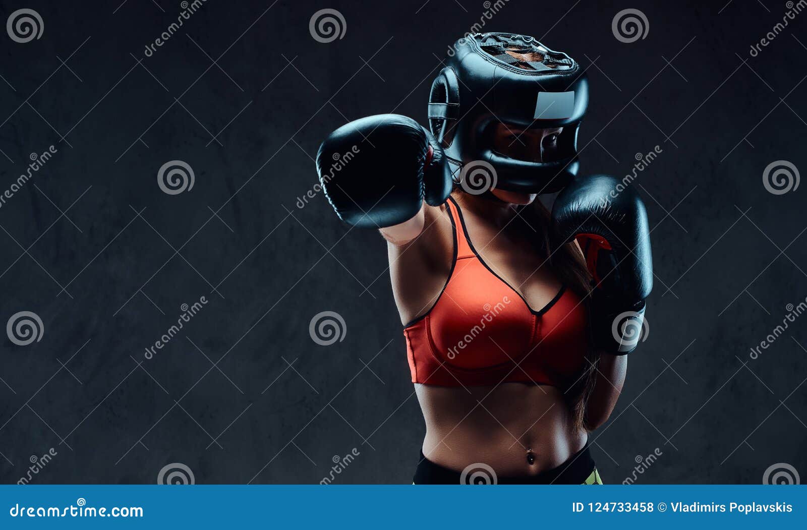 Mujer Juguetona En El Sujetador De Los Deportes Que Lleva Un Casco Protector Y Los Guantes De Boxeo, Entrenamiento En Gimnasio Ai Foto de archivo