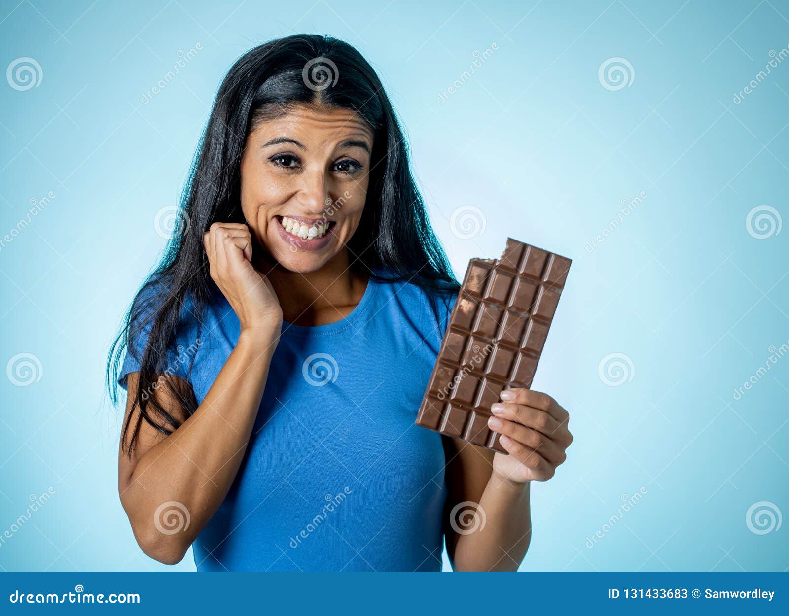 Mujer Latina Linda Y Feliz Joven Hermosa En La Ropa Casual Que Sostiene La Tableta Grande Del Chocolate Que Mira Con La Imagen archivo - Imagen de lifestyle, 131433683