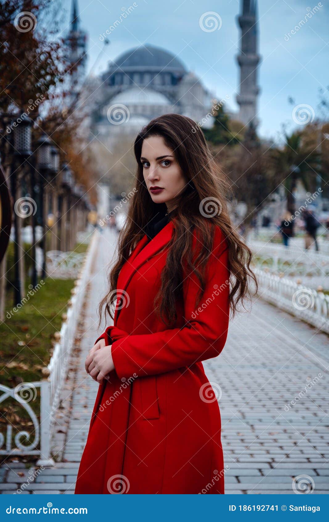 Mujer Latinoamericana O Turca Con Un Rojo Y Elegante Imagen de archivo - Imagen de hembra, asia: 186192741