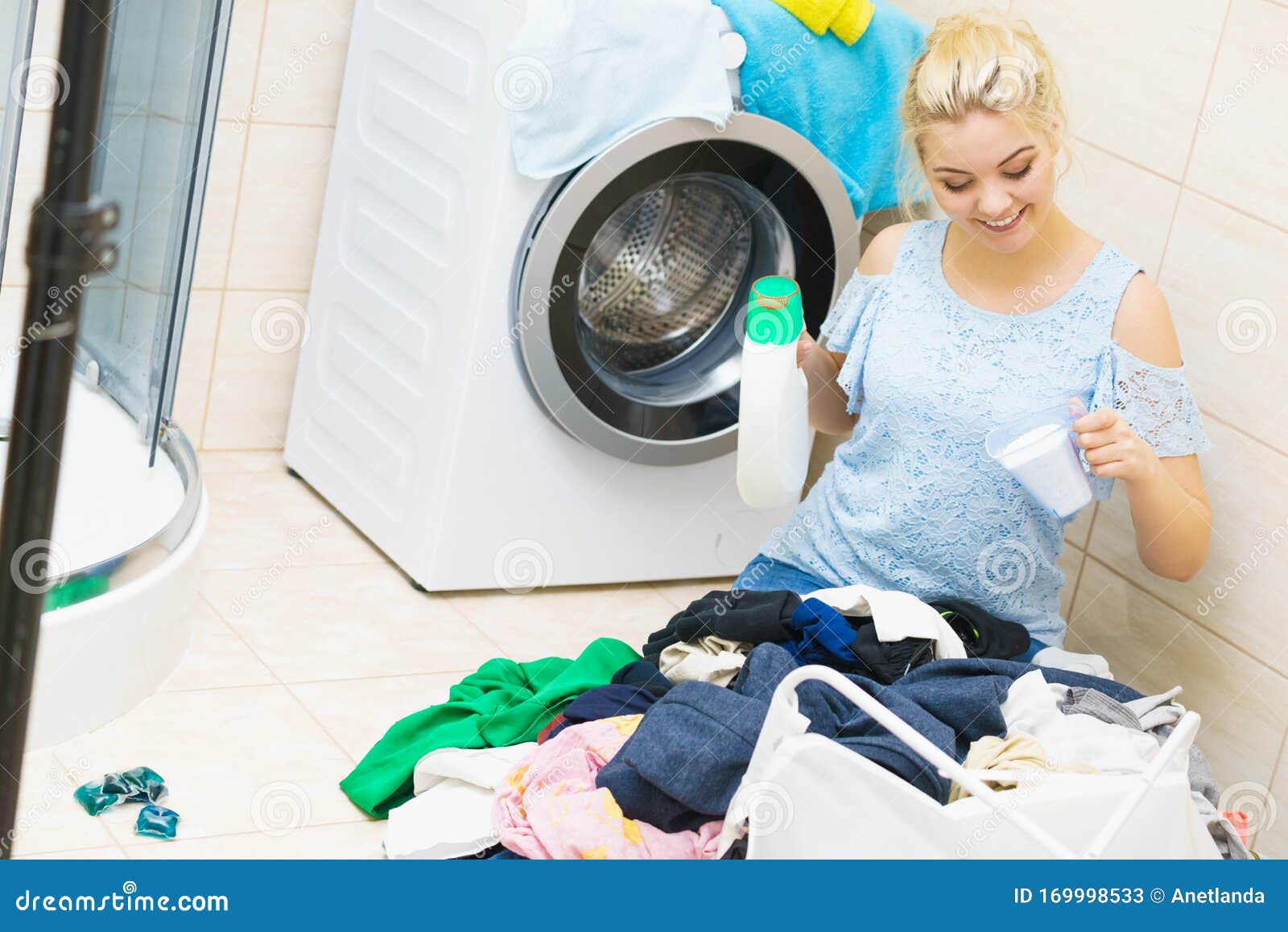 Mujer lavando ropa de archivo. Imagen de colores - 169998533