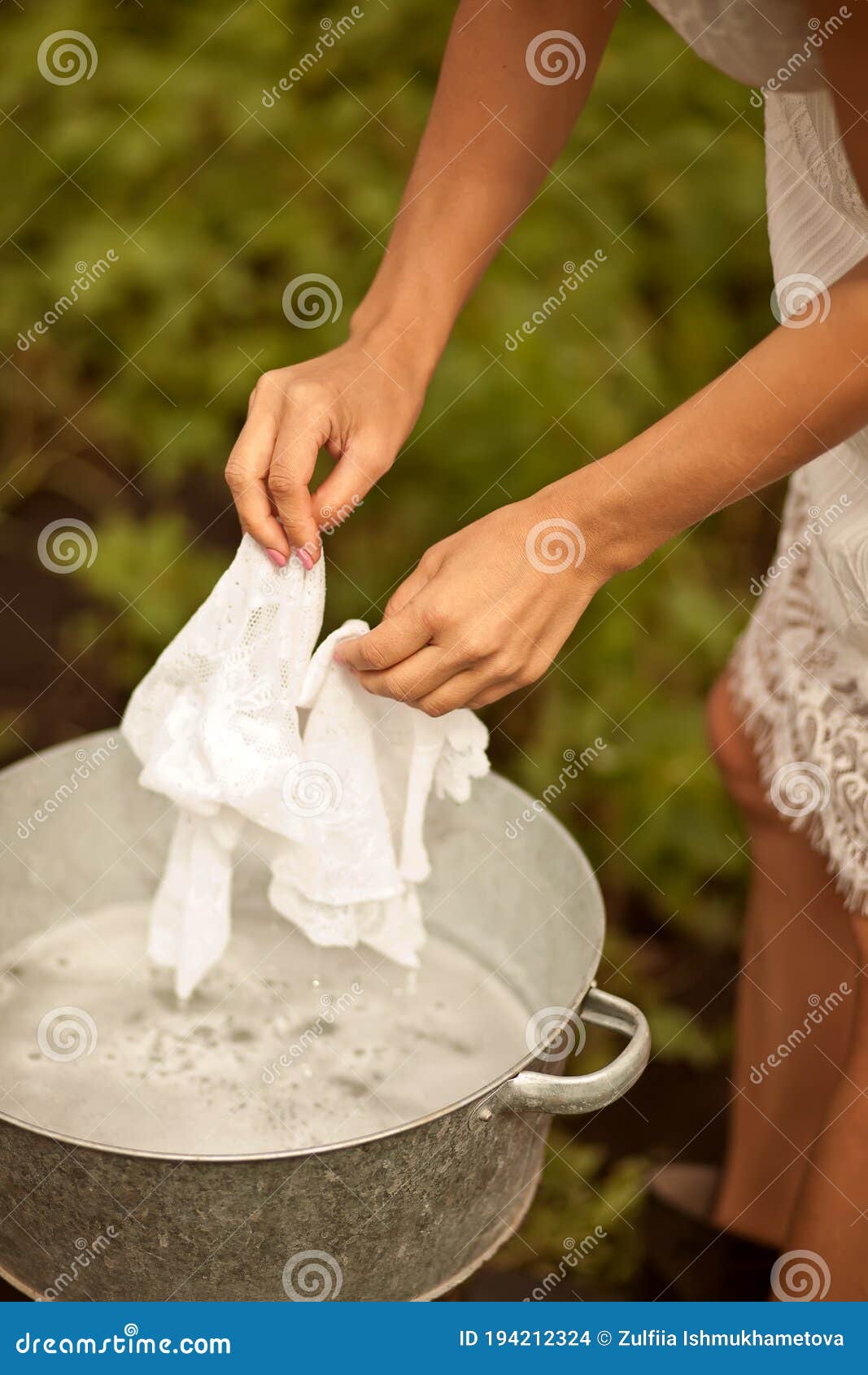 Mujer Lavando Ropa a Mano En Una Pileta. Estilo Retro. Lavado De Manos Foto  de archivo - Imagen de fondo, burbuja: 194212324