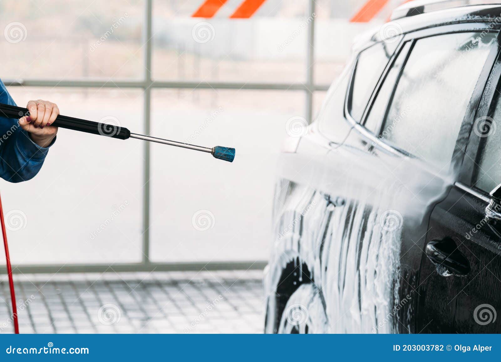 Mujer Su Auto En Un De Lavado De Auto Auto Lavado Autoservicio. Foto de - Imagen de espuma, aerosol: 203003782