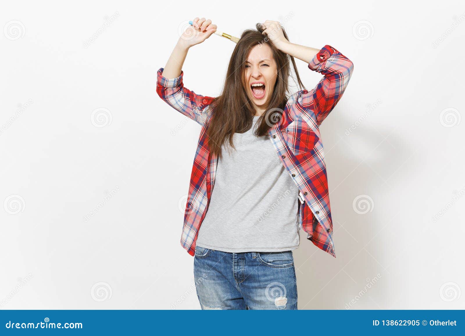 cráter Amarillento Solenoide Mujer Loca Irritada En La Ropa Casual Que Pinta El Pelo Con La Brocha,  Aferrándose Para Dirigir Y El Griterío Aislado En Blanco Imagen de archivo  - Imagen de mareado, apartamento: 138622905