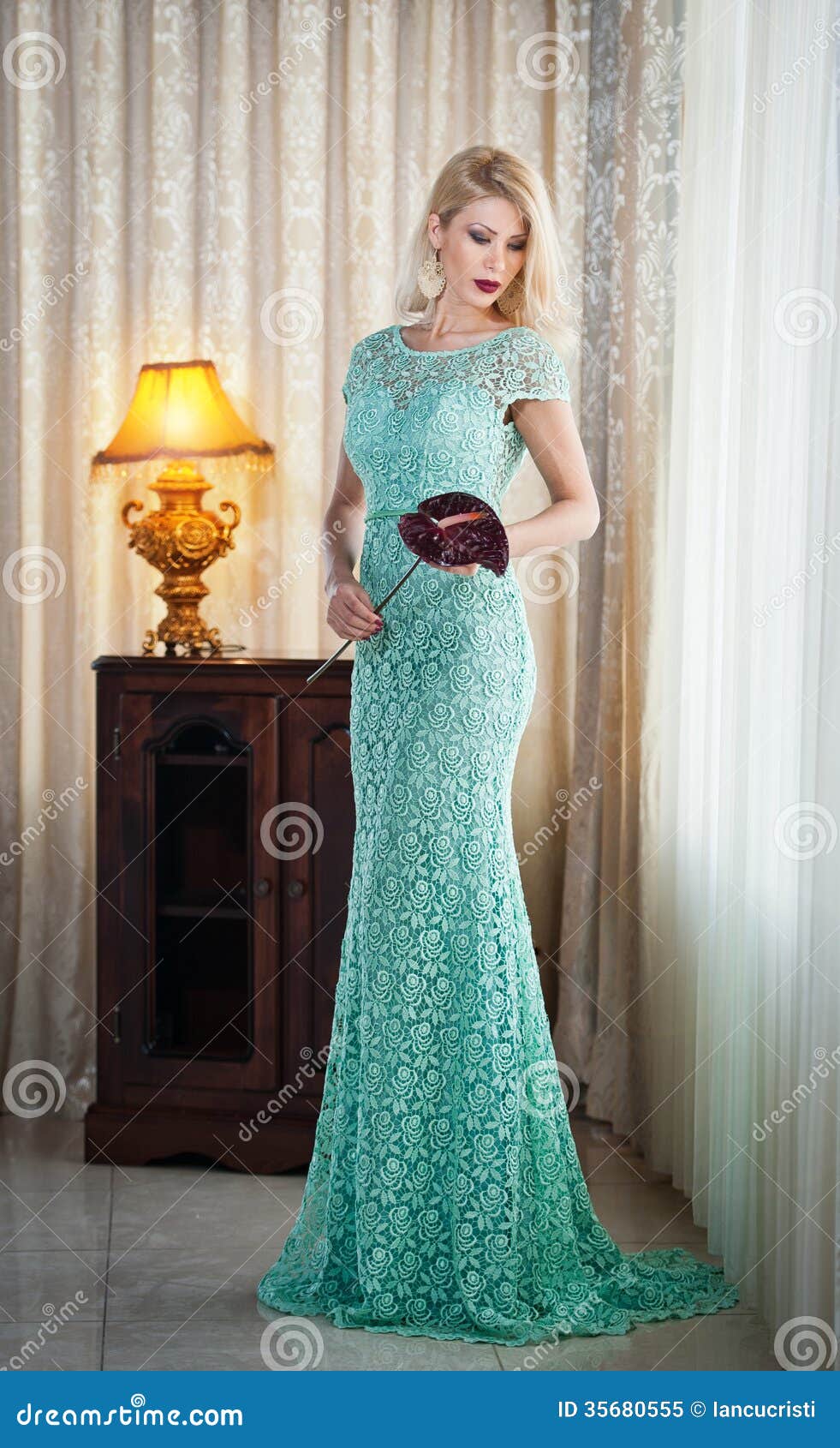 Mujer Lujosa Hermosa Joven En Vestido Elegante Largo. Mujer Rubia
