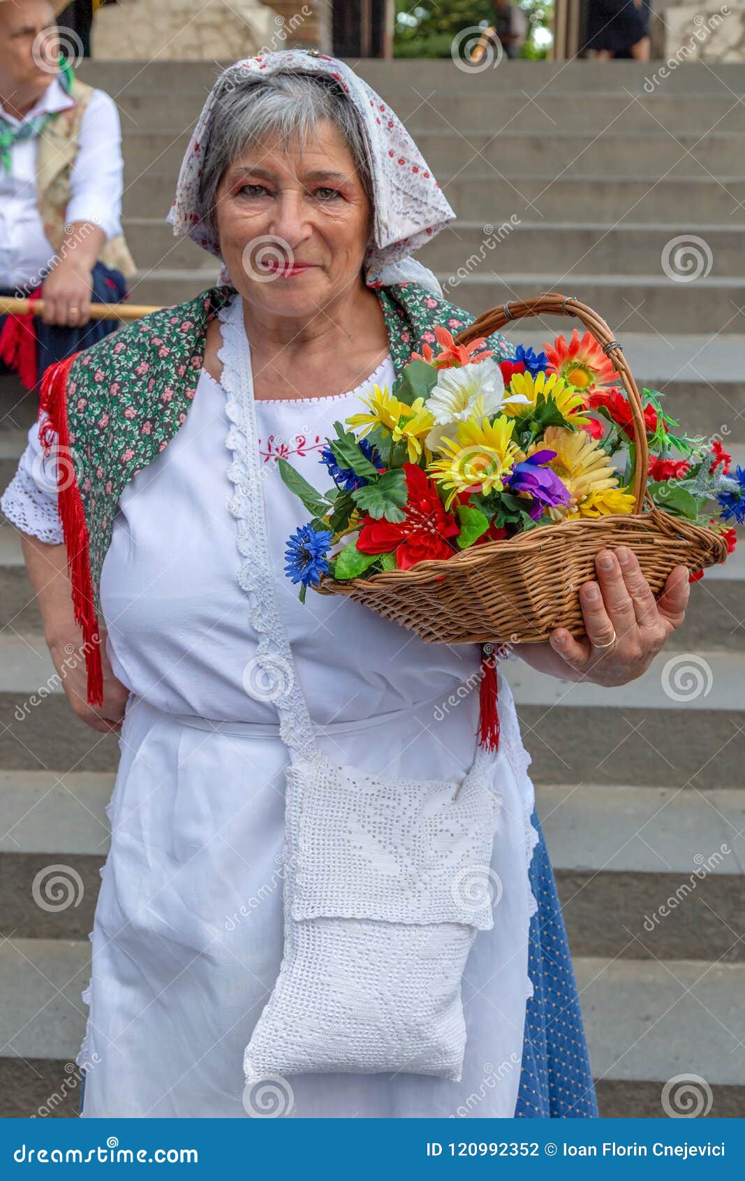 Mujer De Italia En Traje Tradicional Fotografía editorial - Imagen de campesino, étnico: 120992352