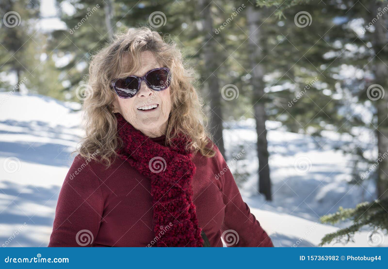 Mujer Madura En Gafas De Sol Afuera En La Nieve Foto de archivo - Imagen de  retirado, ocio: 157363982