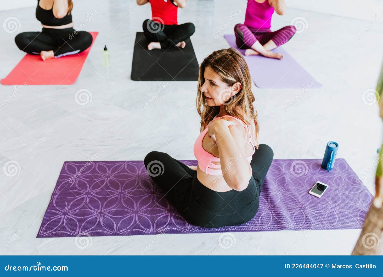 Mujer Madura Mexicana Sentada Tocando Sus Hombros Mientras Le Da La Espalda  Durante La Clase De Yoga En América Latina Imagen de archivo - Imagen de  salud, relajante: 226484047