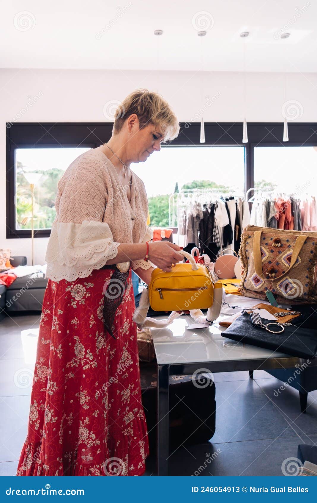 Mujer Madura Moderna Mirando Bolso Para Comprar En Una Tienda De Moda. Concepto Compra. Imagen archivo - Imagen negocio, maduro: 246054913