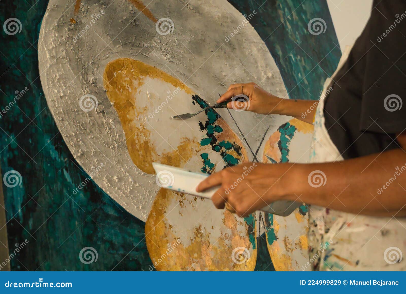 Mujer Madura Parada Pintando Una Foto De Una Mariposa Colocada Sobre Una  Cabalga En Su Estudio De Pintura Imagen de archivo - Imagen de hispanico,  colores: 224999829