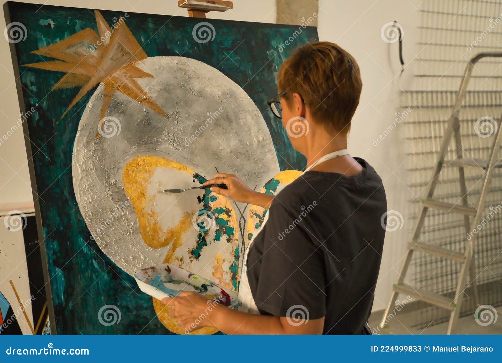 Mujer Madura Parada Pintando Una Foto De Una Mariposa Colocada Sobre Una  Cabalga En Su Estudio De Pintura Imagen de archivo - Imagen de ella,  pintura: 224999833