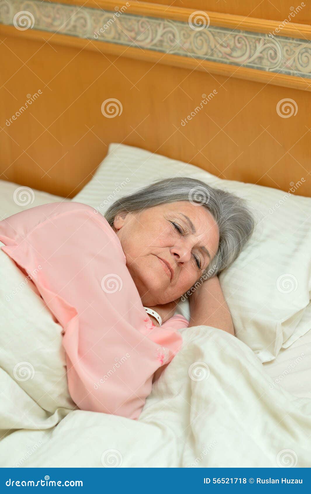 Спящую зрелую тетю. Спящие пожилые женщины. Спящие взрослые женщины. Немолодые женщины в кровати.