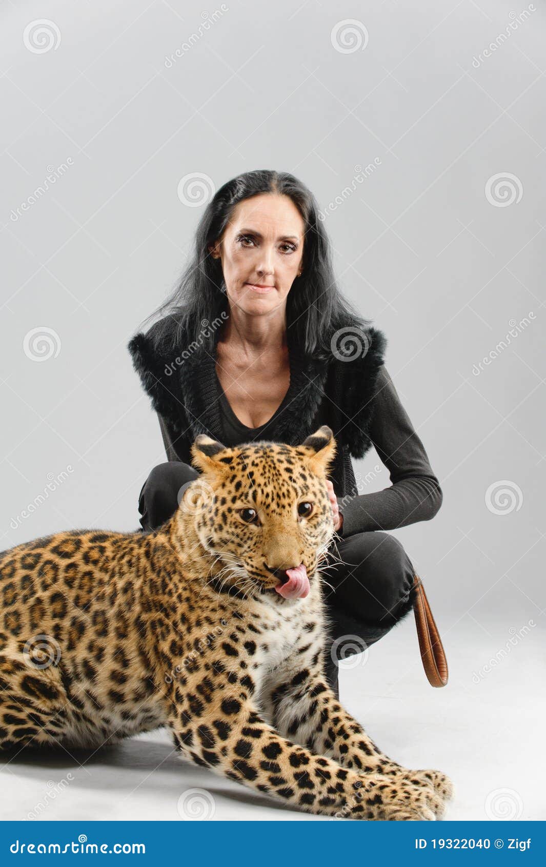 Mujer Madura Y Leopardo Irregular Foto de archivo - Imagen de descubierto,  pelo: 19322040