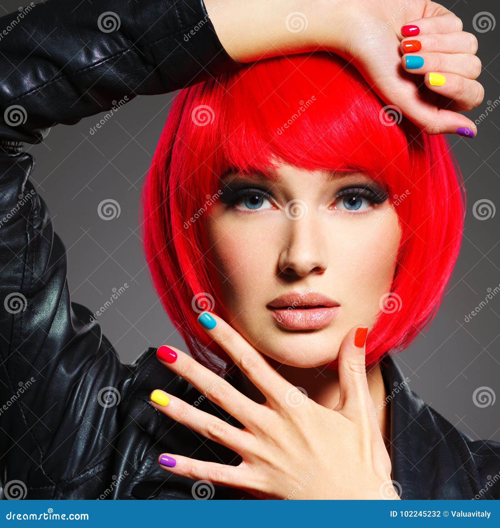 Mujer Magnífica De La Moda El Pelo Rojo Y La Chaqueta Negra Foto de archivo - Imagen de pelo, agradable: 102245232