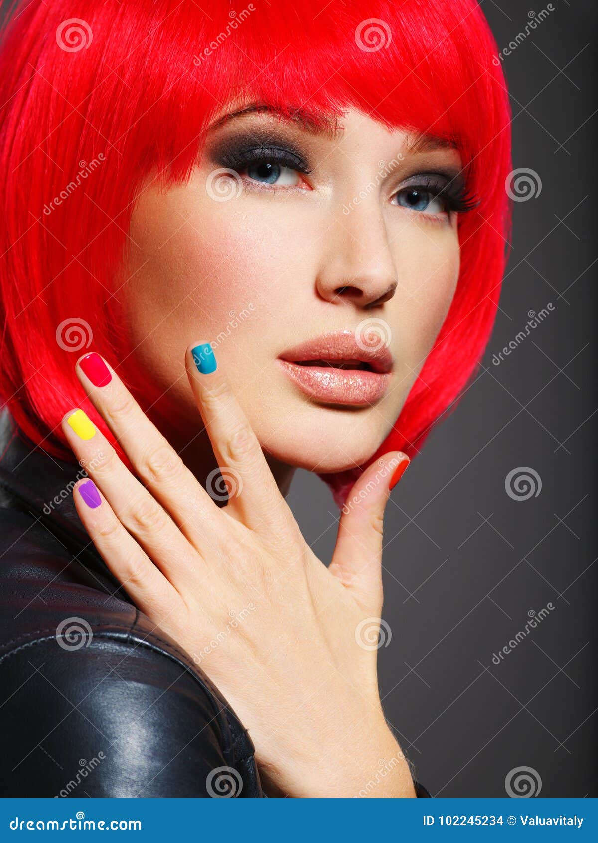Mujer Magnífica De La Moda Con El Pelo Rojo Y La Chaqueta Negra Foto de archivo - Imagen de encanto: 102245234