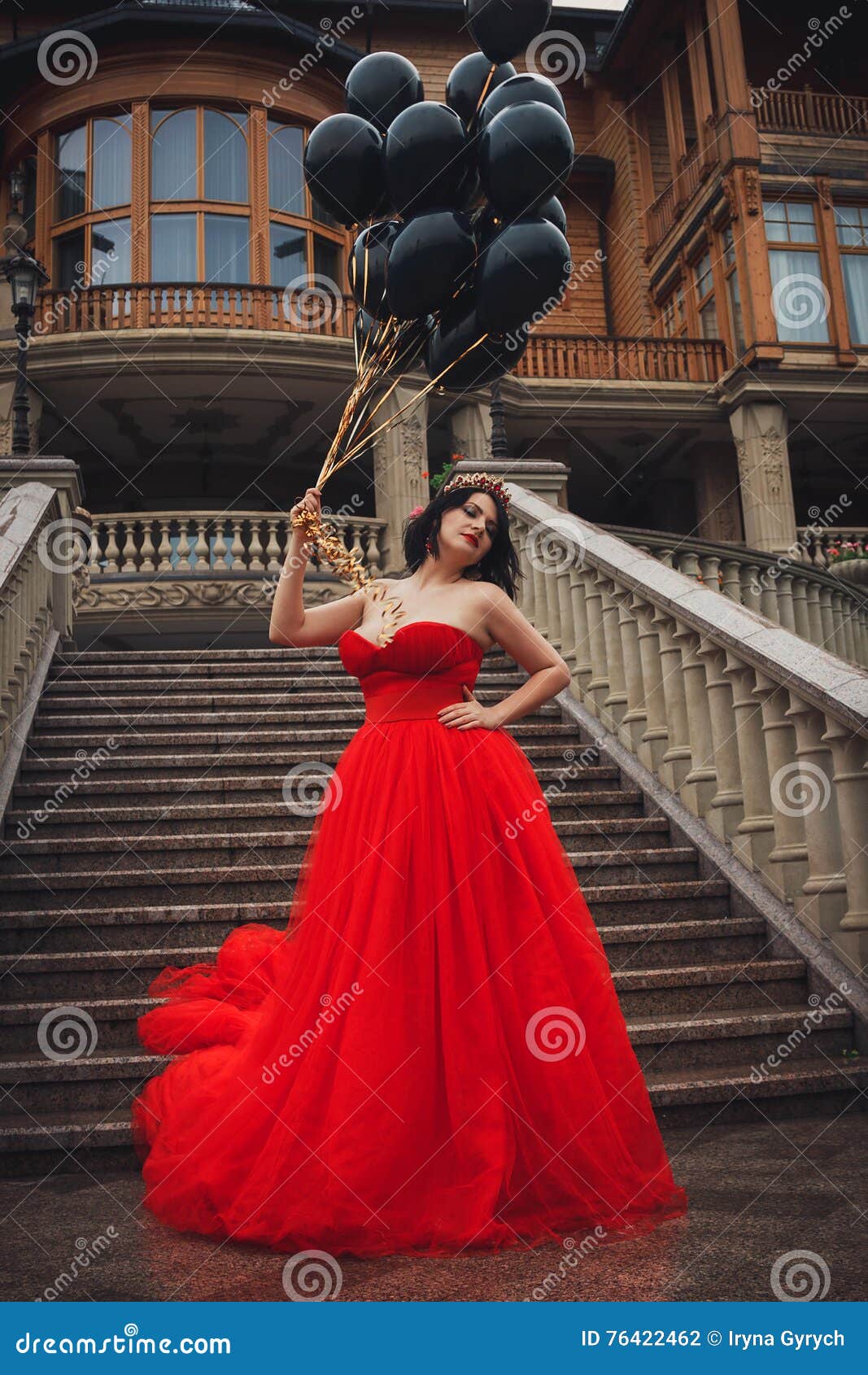 Mujer Magnífica En Vestido Rojo Con Los Globos Negros Foto de archivo -  Imagen de persona, ojos: 76422462