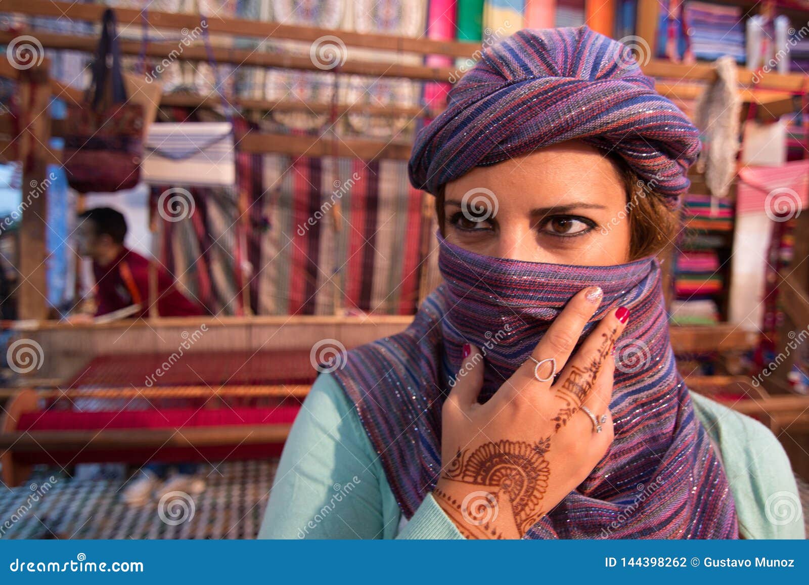 Detenerse Delgado Servicio Mujer Marroquí Con La Bufanda De Seda Que Cubre Su Cara En Marruecos Con  Los Telares En El Fondo Foto de archivo - Imagen de tela, africano:  144398262