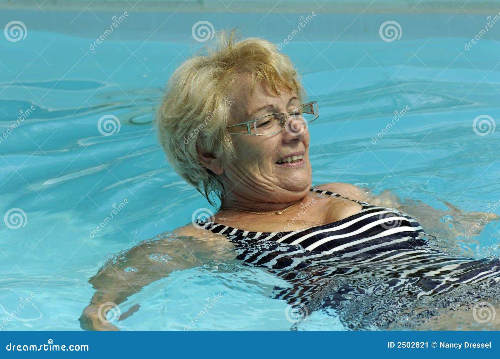 Mujer mayor en piscina imagen de archivo. Imagen de divertido 2502821