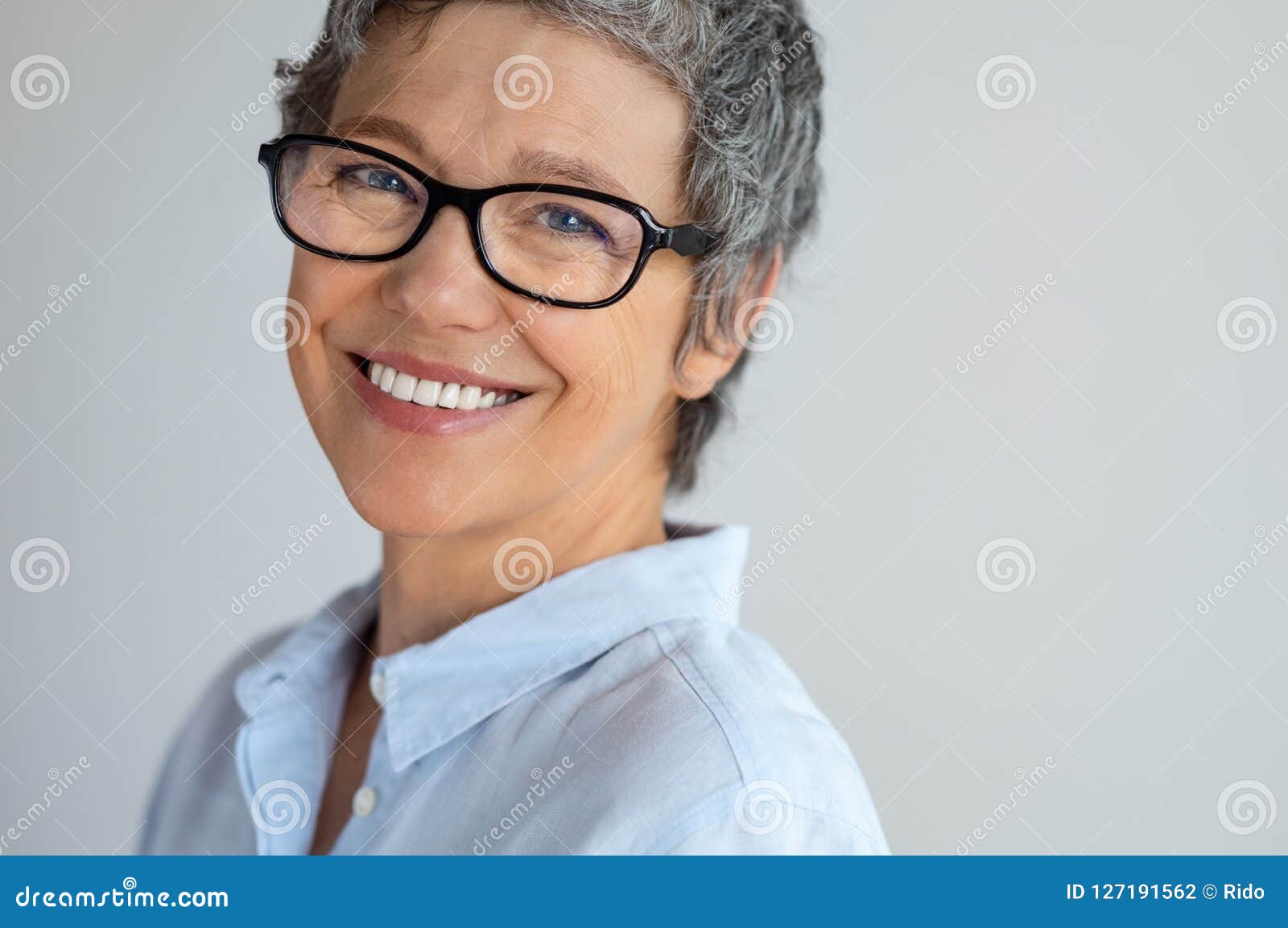 Mujer Mayor Feliz Las Gafas Foto archivo - Imagen de sonriente, fondo: