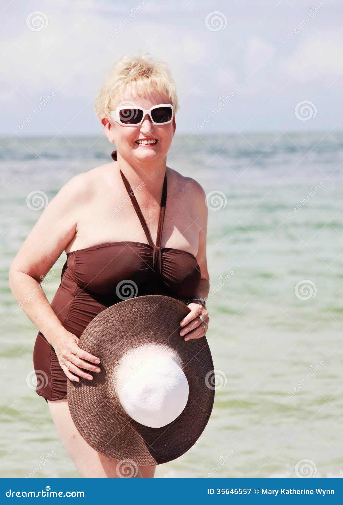 Mujer Mayor Feliz En La Playa Imagen de archivo Imagen de hembra, mayor: 35646557