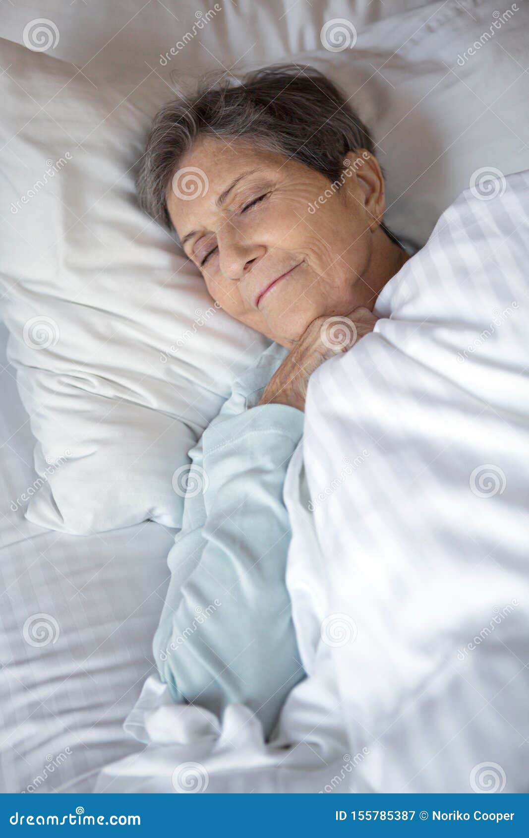 Mujer Mayor Que Consigue Buenas Noches Resto Imagen de archivo - Imagen de adulto, horizontal: 155785387 Mujer Mayor Que Consigue Buenas Noches Resto Imagen de archivo - Imagen de adulto, horizontal: 155785387