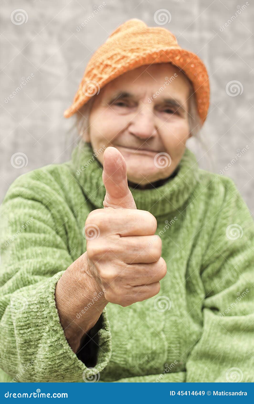 Mujer Mayor Que Muestra El Pulgar Para Arriba Imagen de archivo ...