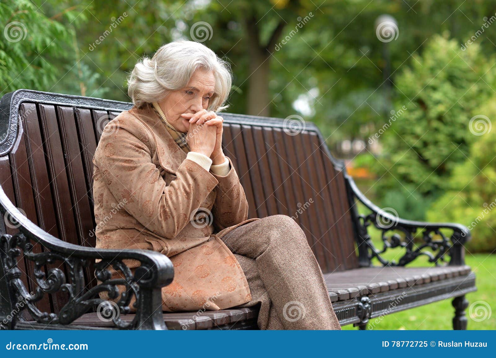 Пожилая вдова. Пожилая женщина в раздумье. Пожилая женщина на лавочке. Пожилая женщина в парке. Грустная женщина средних лет.