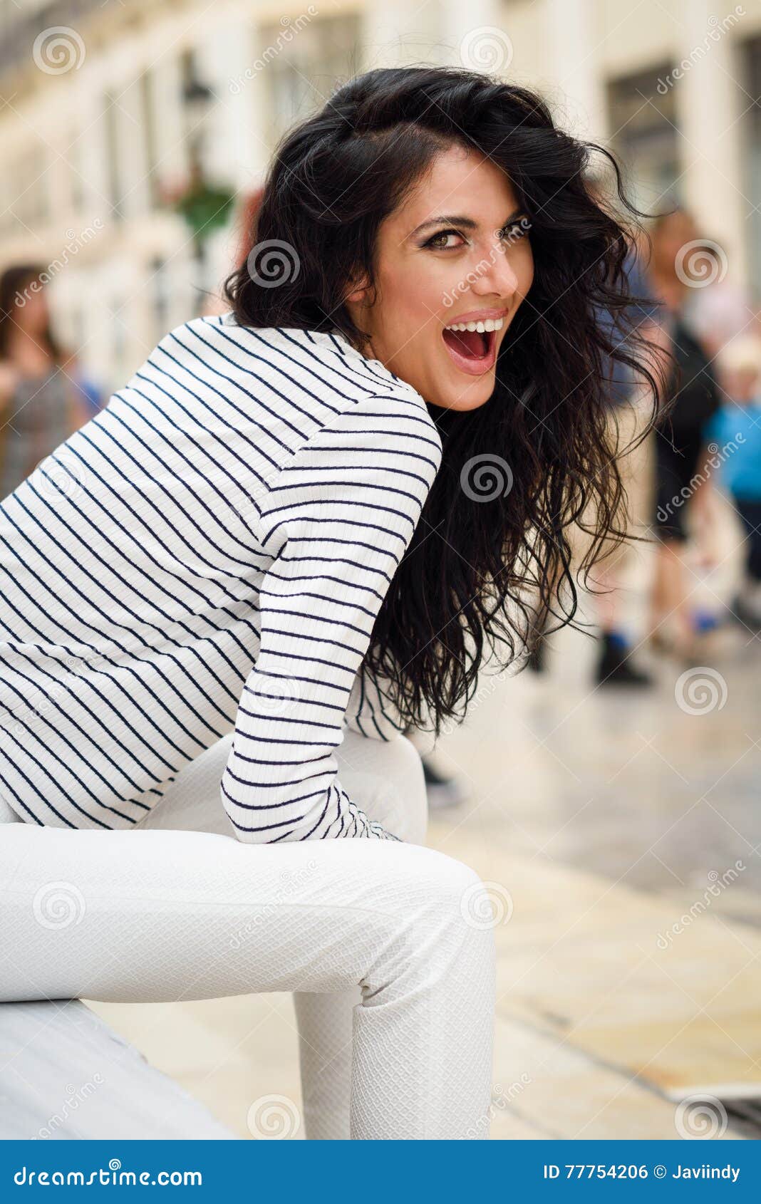 Mujer, Modelo De La Moda, Sonrisa De La Ropa Casual Que Lleva Foto