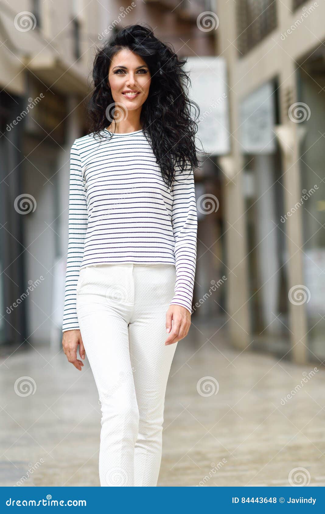 Mujer, Modelo De La Moda, Sonrisa De La Ropa Casual Que Lleva Foto