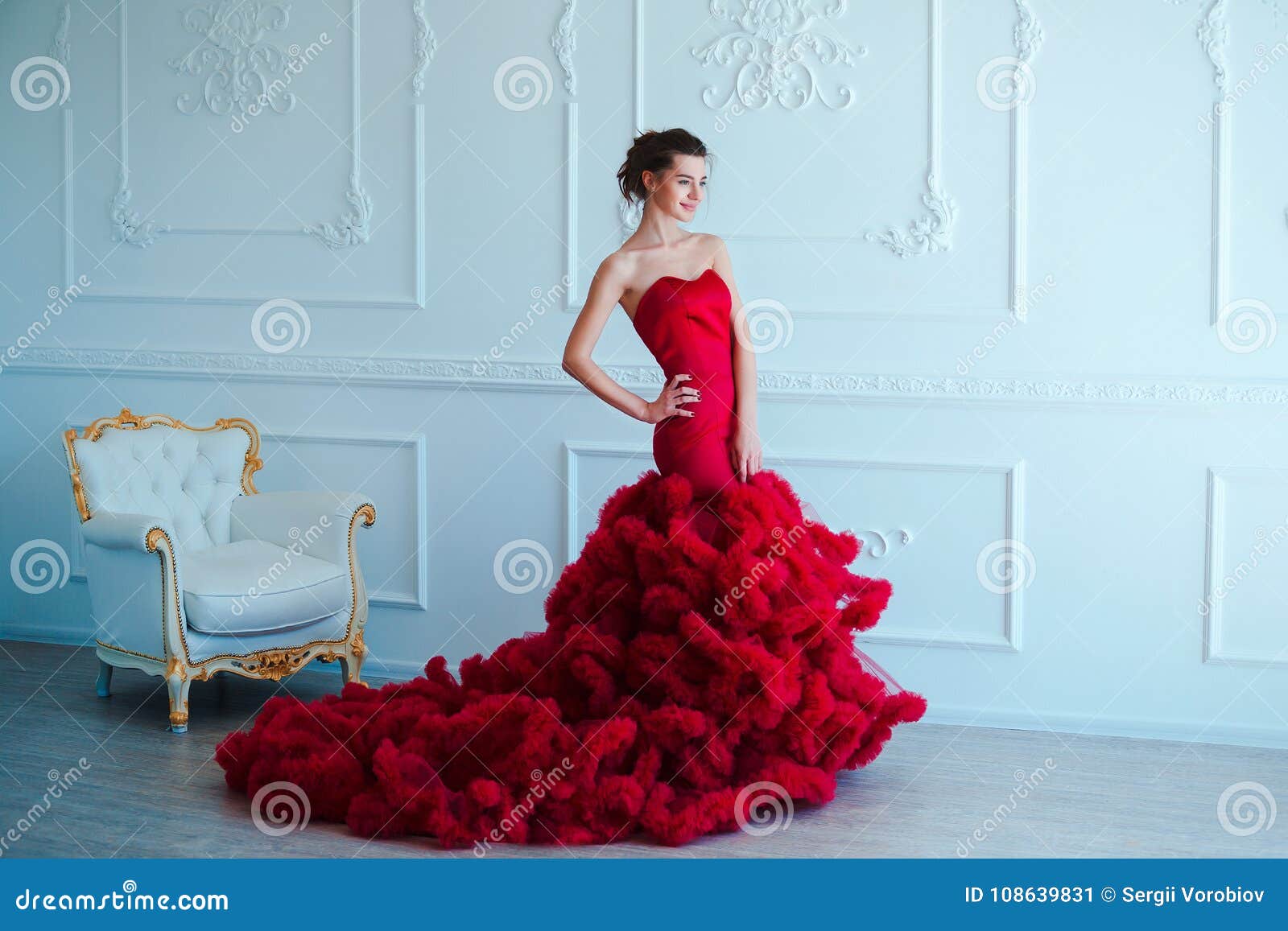 Mujer Modelo Morena De La Belleza En La Igualación Del Vestido Rojo  Maquillaje De Lujo Y Peinado De La Moda Hermosa Muchacha Atra Imagen de  archivo - Imagen de lujo, vocabulario: 108639831