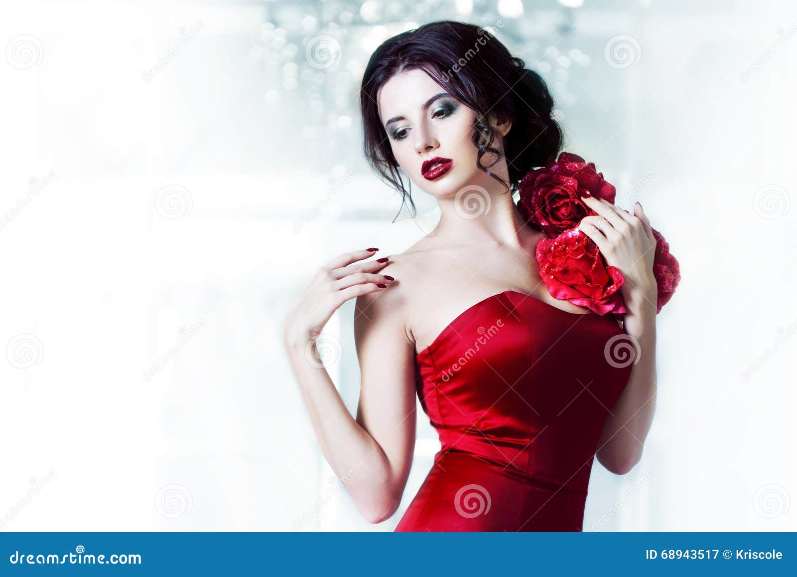 Mujer Modelo Morena De La Belleza En La Igualación Del Vestido Rojo  Maquillaje De Lujo Y Peinado De La Moda Hermosa, En El Fondo Imagen de  archivo - Imagen de color, elegante: