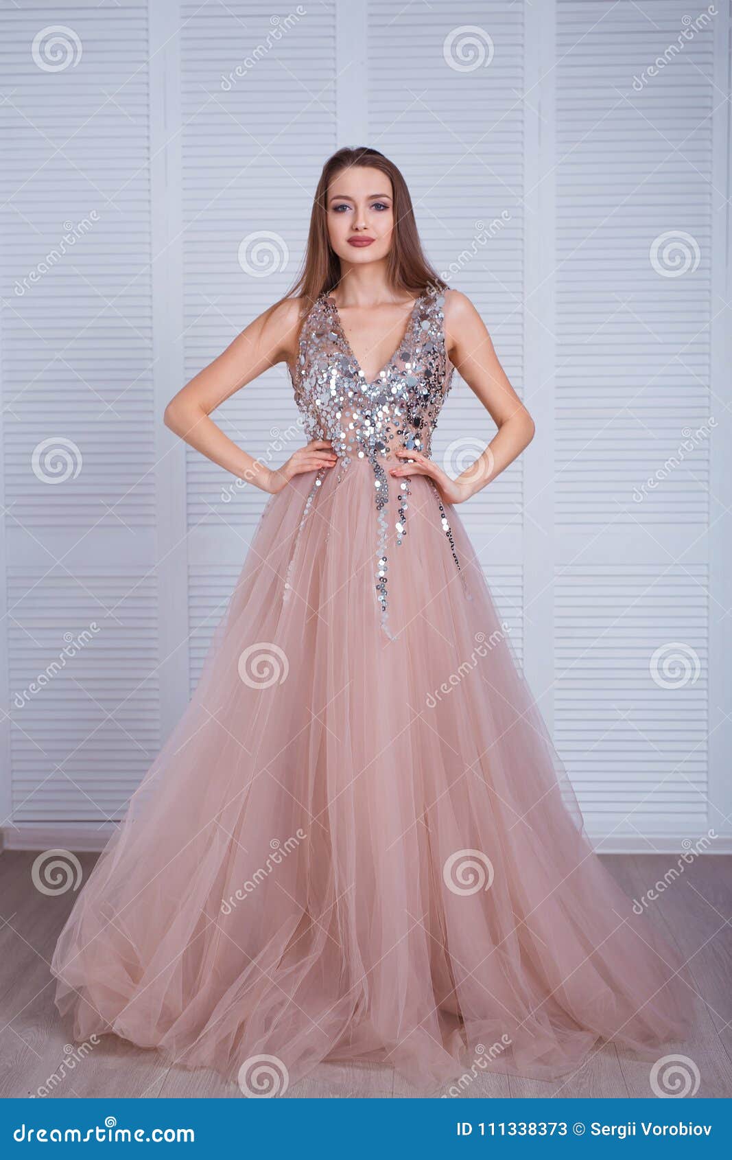 Mujer Modelo Morena De La Belleza En Vestido De Noche Maquillaje De Lujo Y Peinado De La Moda Hermosa Silueta Atractiva De La Muc Imagen de archivo - Imagen de rojo, elegante: Mujer Modelo Morena De La Belleza En Vestido De Noche Maquillaje De Lujo Y Peinado De La Moda Hermosa Silueta Atractiva De La Muc Imagen de archivo - Imagen de rojo, elegante: