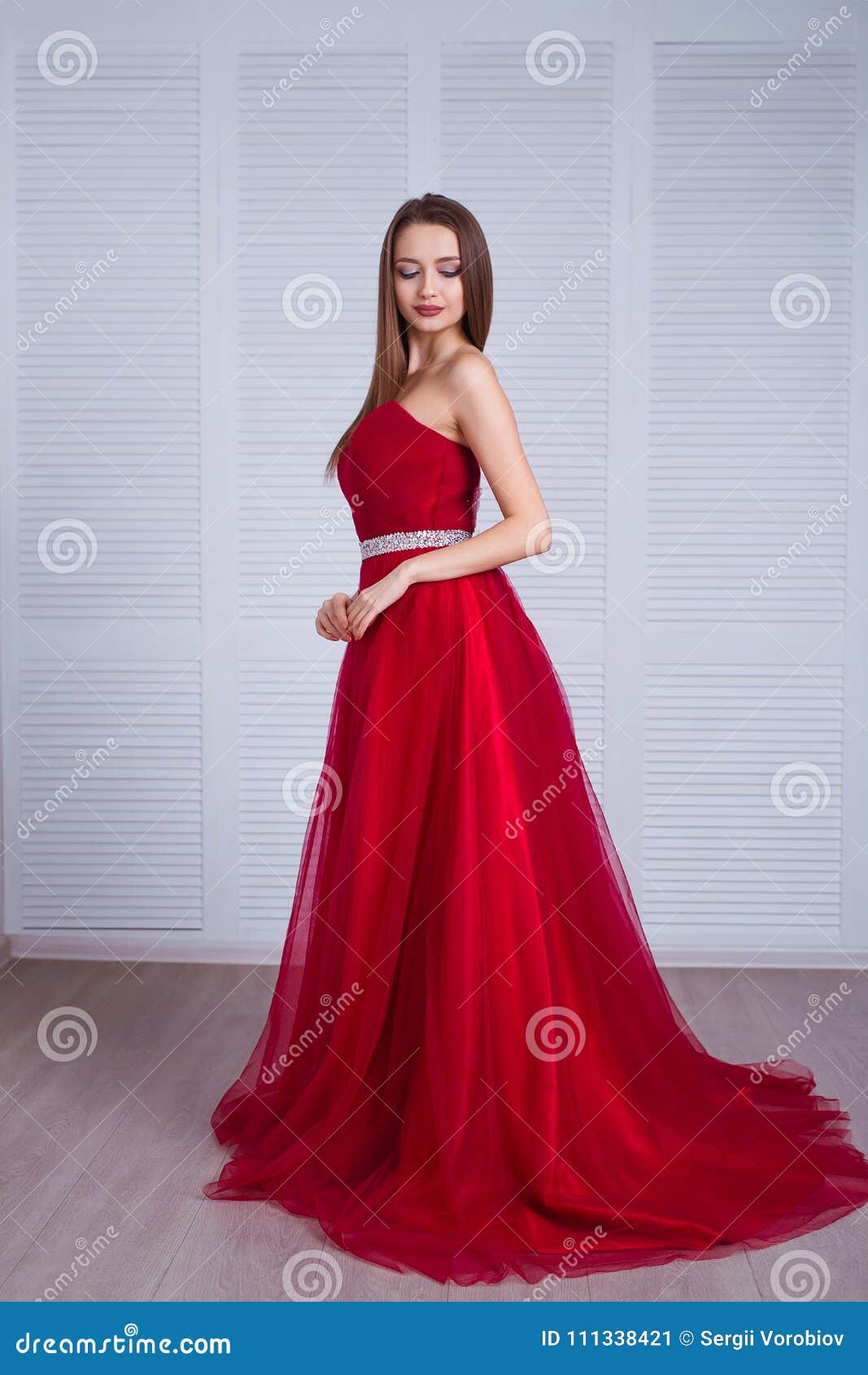 Mujer Modelo Morena De La Belleza En Vestido De Noche Rojo Maquillaje De  Lujo Y Peinado De La Moda Hermosa Muchacha Atractiva Imagen de archivo -  Imagen de mujer, hermoso: 111338421