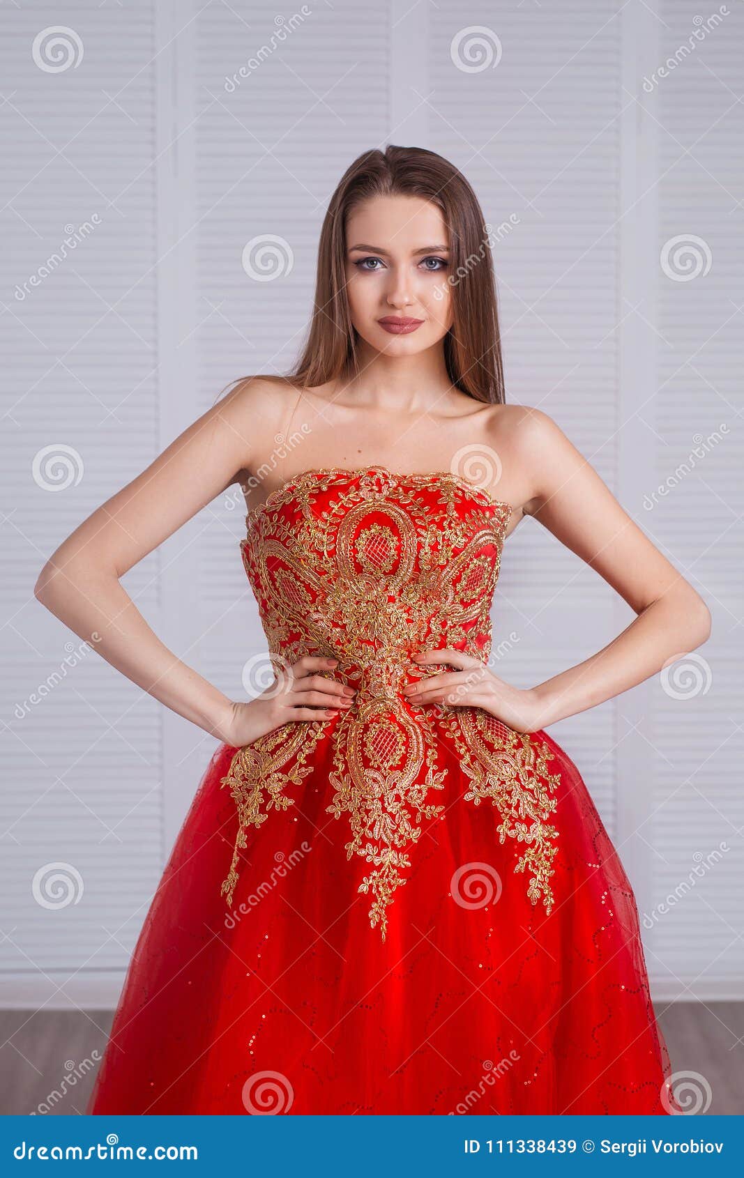 Mujer Modelo Morena De La Belleza En Vestido De Noche Rojo Maquillaje De Lujo Y Peinado De La Moda Hermosa Muchacha Atractiva Imagen de archivo - Imagen de pelo, fondo: 111338439 Mujer Modelo Morena De La Belleza En Vestido De Noche Rojo Maquillaje De Lujo Y Peinado De La Moda Hermosa Muchacha Atractiva Imagen de archivo - Imagen de pelo, fondo: 111338439