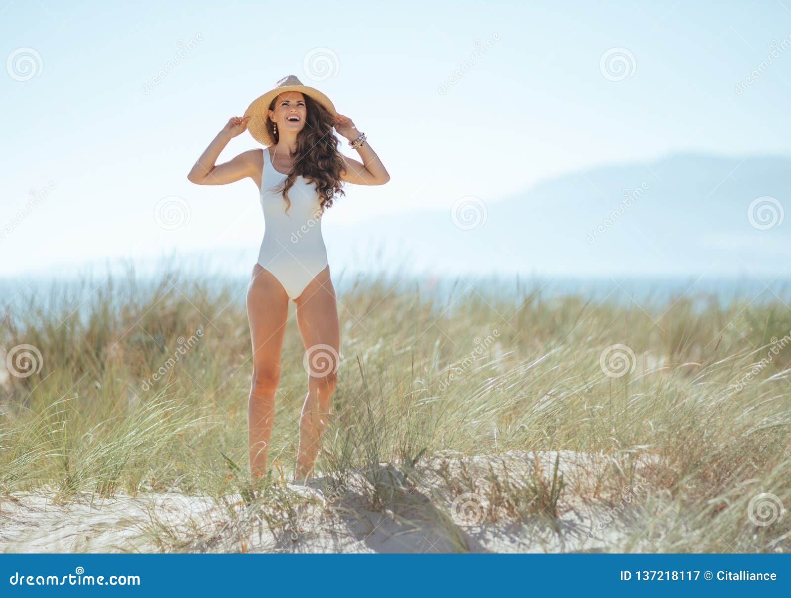 Mujer Moderna Feliz En La Situación Blanca De La Ropa De En La Costa Imagen de archivo - Imagen de vacaciones, verano: 137218117