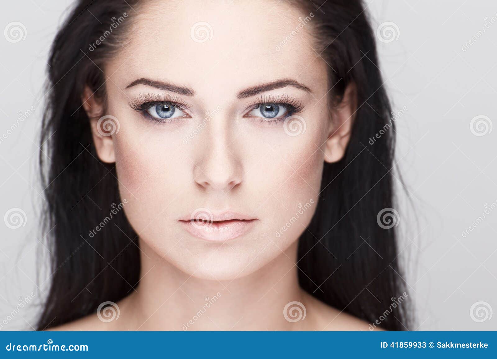 Mujer Morena Hermosa Con Los Ojos Azules Imagen de archivo Imagen de