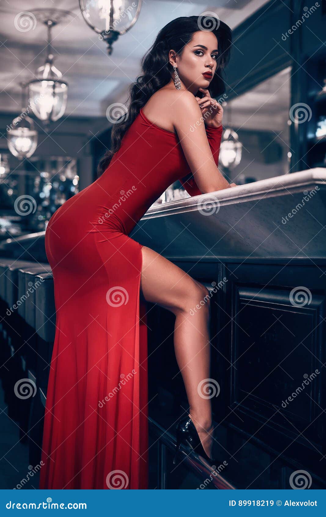 Mujer Morena Joven De La Belleza Magnífica En Vestido Rojo Imagen de  archivo - Imagen de noche, adulto: 89918219