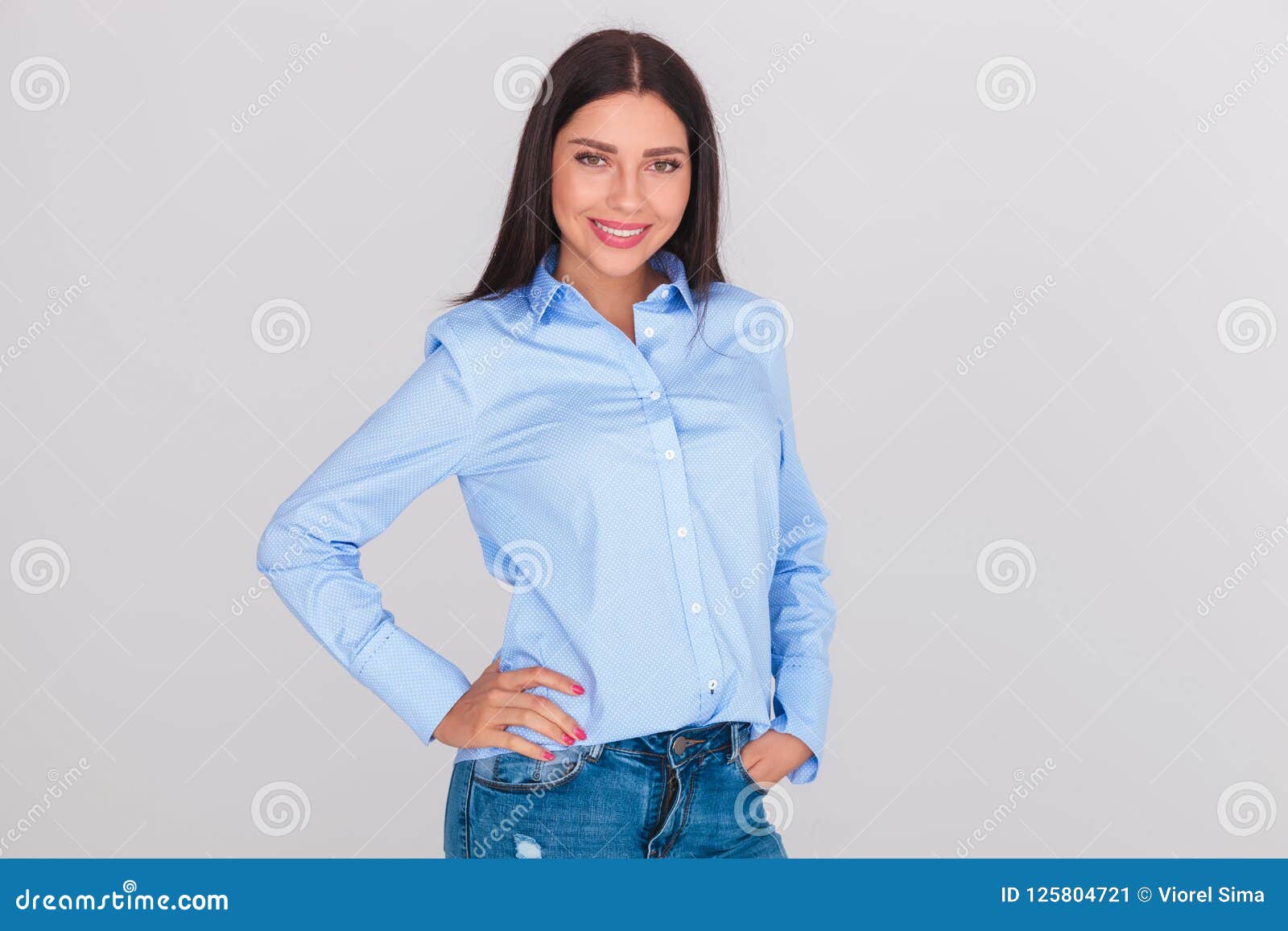 Morena Relajada Que Lleva Una Camisa Azul Y Vaqueros Imagen archivo - Imagen de hembra: 125804721