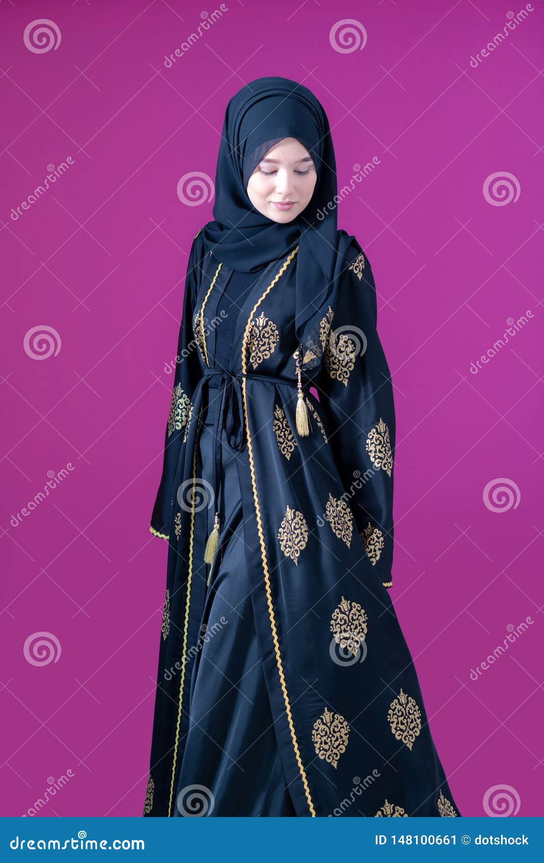 Mujer Musulmana Moderna Con Elegante Ropa Casual De Hijab Aislada Sobre  Fondo Rosa Diversas Personas Modelan El Concepto De Moda Hijab Foto de  stock y más banco de imágenes de A la