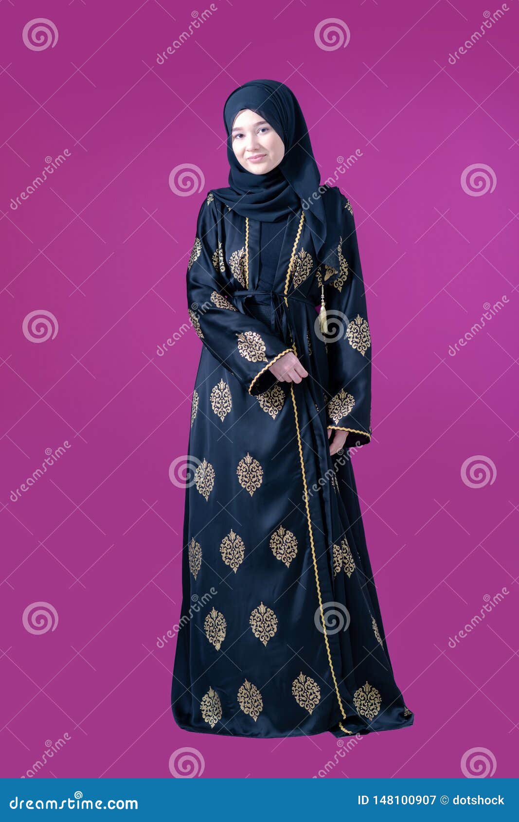 Hermosa Mujer Musulmana Con Vestimenta De Moda Con Hijab Aislada En Un  Fondo Moderno Cian Que Representa El Concepto Moderno Imagen de archivo -  Imagen de ropa, copia: 260061699