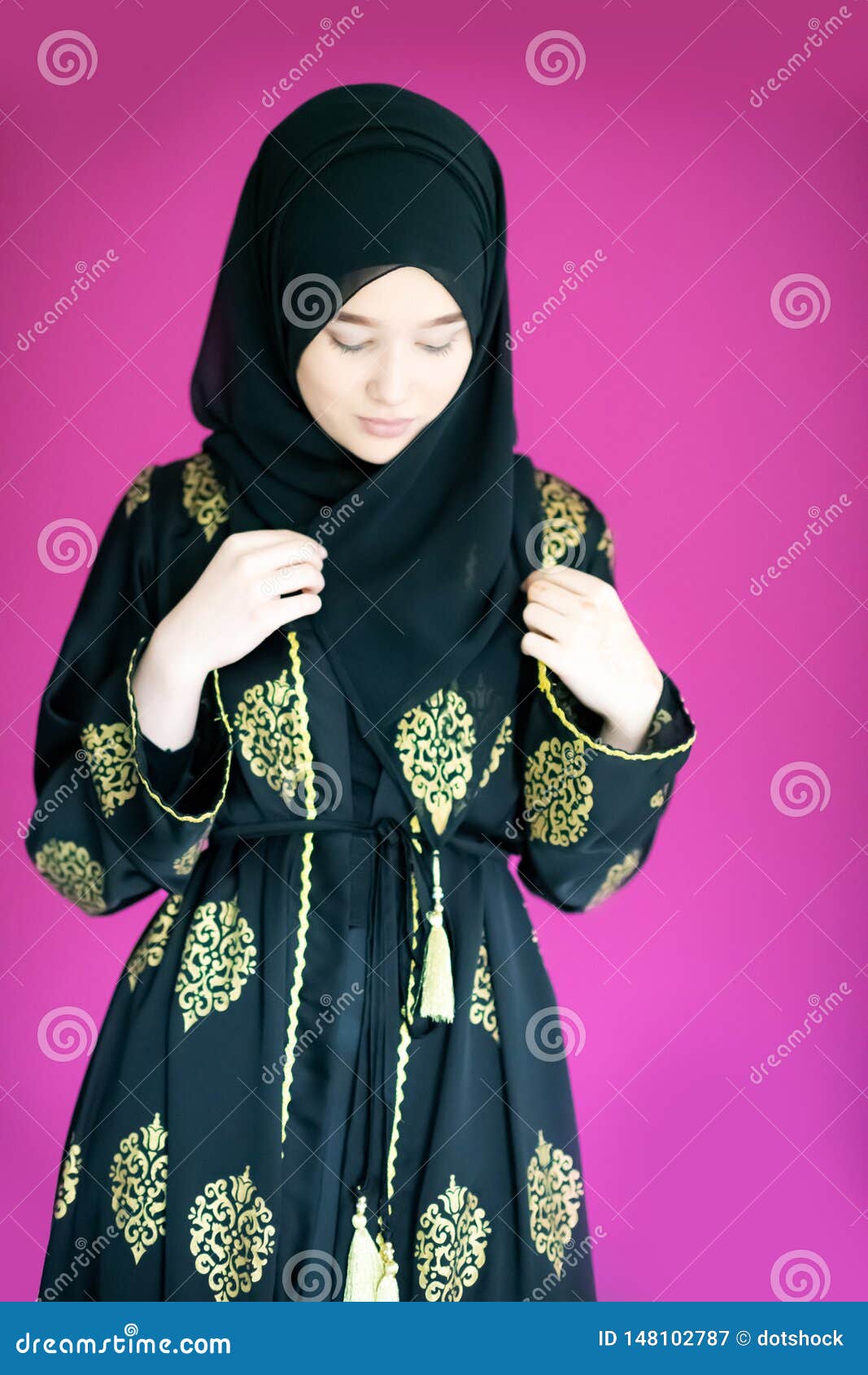 Mujer Musulmana Moderna Con Elegante Ropa Informal Hiyab Aislada En Un  Fondo Rosa. Diversas Personas Modelan El Concepto De Moda Hijab. Fotos,  retratos, imágenes y fotografía de archivo libres de derecho. Image