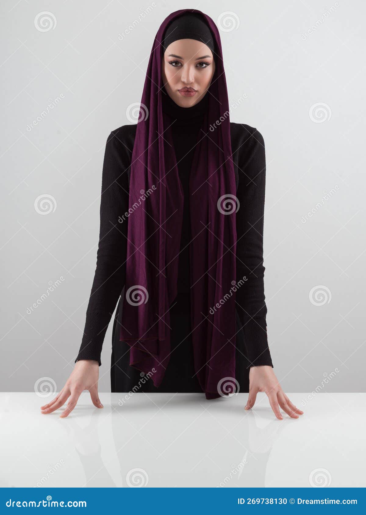 Mujer Musulmana Con Ropa Moderna Y Elegante E Hijab Aislados En Fondo Gris.  Personas Diversas Modelan La Moda Hijab Foto de archivo - Imagen de hembra,  salud: 269738130