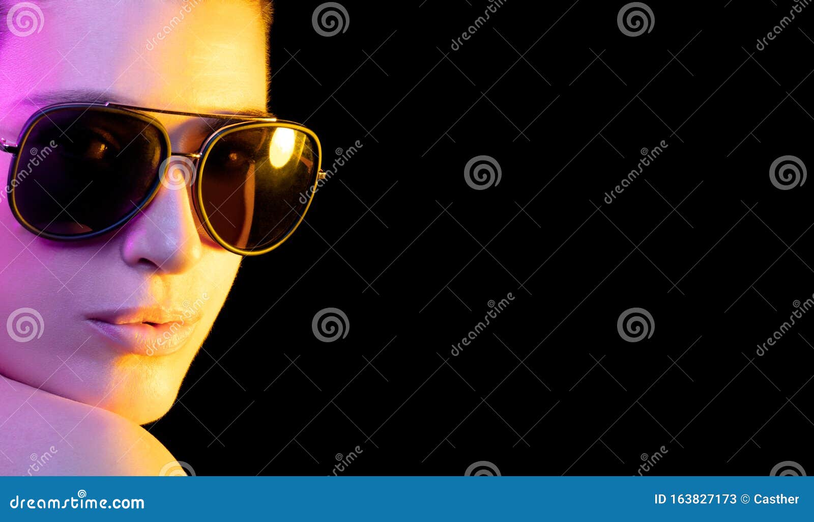 Mujer Muy Joven Con Grandes Gafas De Sol En Color Púrpura Y Dorado. Imagen  de archivo - Imagen de manera, travieso: 163827173