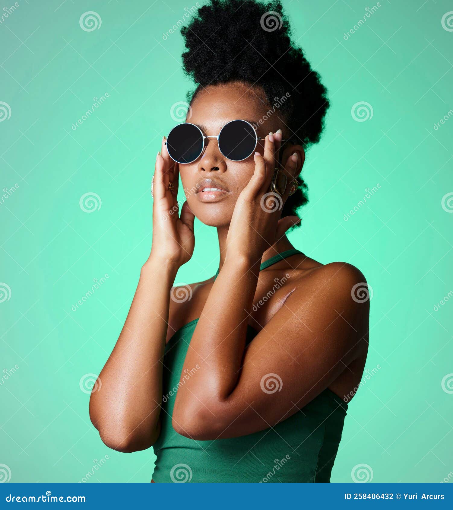 Mujer Negra De Moda Y Gafas Con Modelo En Estudio Sobre Fondo Verde Con Gafas De Sol Vintage O Retro O Foto de archivo Imagen de afilado africano 258406432